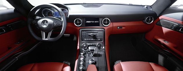 В качестве опции для SLS AMG предлагаются спортивные сиденья-ковши, отделка центральной консоли углепластиком, а также аудиосистема Bang & Olufsen с 11 динамиками и сабвуфером и несколько вариантов кожаной отделки интерьера