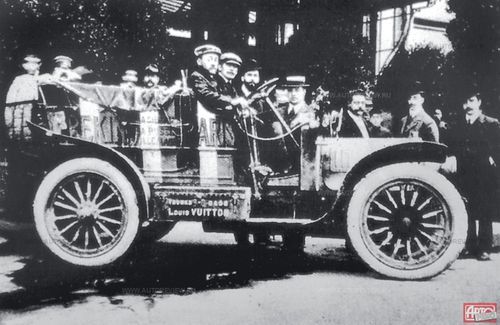 «Серебро» в пробеге Пекин—Париж стандартный Spyker 14/18 HP завоевал анекдотично — французский авантюрист Шарль Годдар одолжил машину у Спайкеров и умудрился без денег, выдавая себя за заводского гонщика, доехать до русско-германской границы, где и был арестован за мошенничество. Финишировать компании пришлось своими силами