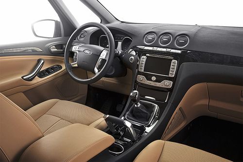Интерьер S-MAX и Galaxy практически не изменился: появились лишь приборка от Mondeo, новые материалы отделки и цветовые сочетания. Покупатели по-прежнему могут оснастить свой автомобиль задними дисплеями, панорамной крышей и так далее