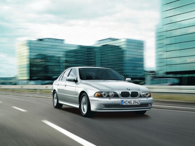 Вот она — виновница смуты в шильдиках! «Пятерка» BMW в кузове E39 с мотором 2,5 литра оказалась слабее и медленнее своей предшественницы, поэтому маркетологи вопреки старым правилам назвали ее не 525i, а 523i.